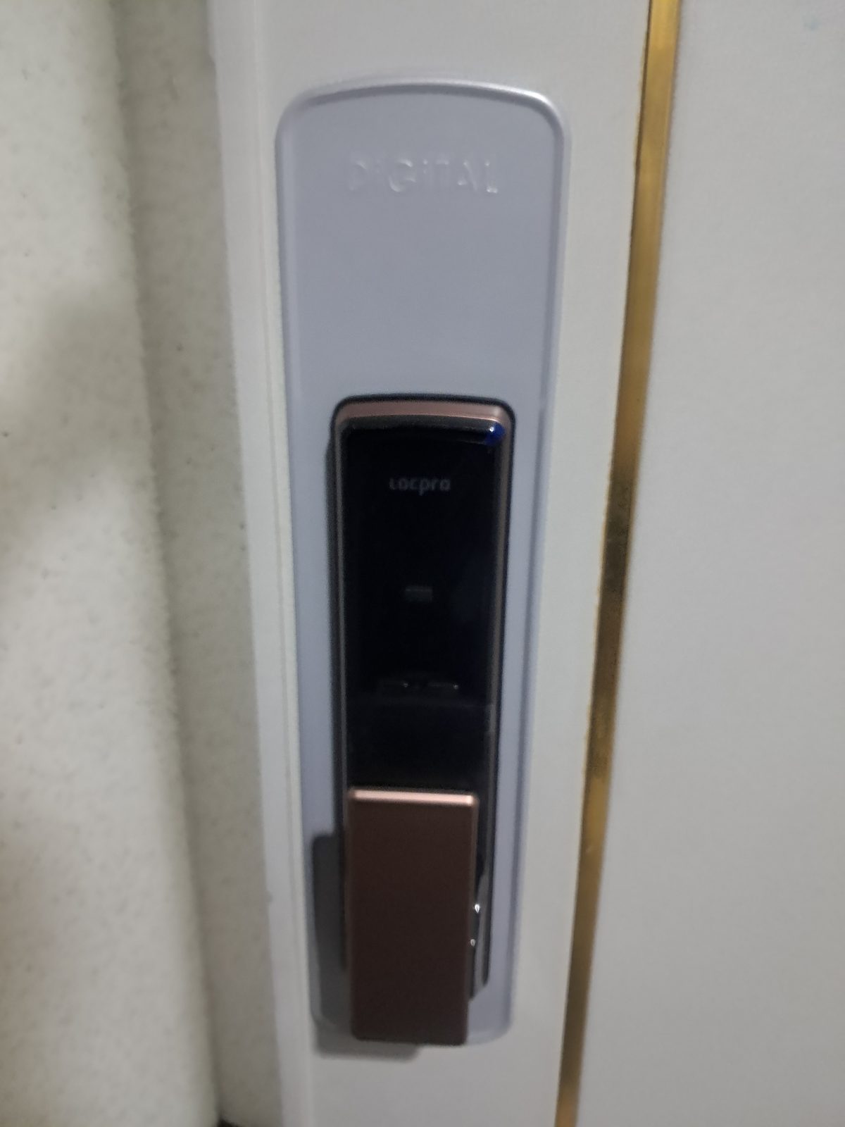 충훈동 원목 현관문 도어락 설치 사진